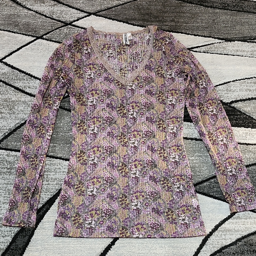 BKE LILAC FLORAL SHEER/LACE V-NECK LONG LAYERING LONG-SLEEVE BLOUSE TOP